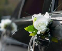 Dettaglio decorativo auto per matrimoni