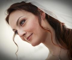 Trucco sposa sui toni del rosa e acconciatura semi raccolta