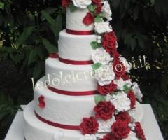 Torta di matrimonio con rose rosse e bianche