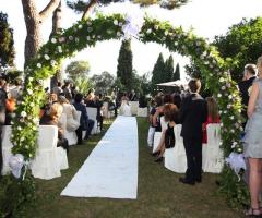 Allestimento della cerimonia nuziale con arco floreale