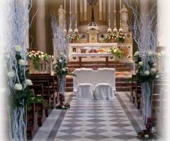 Allestimento per la chiesa con rami suggestivi