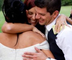 Abbraccio con la testimone di nozze