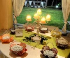 Buffet di confetti al ricevimento di matrimonio