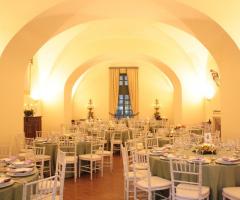 Allestimento in verde con sedie in bambu