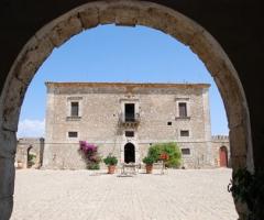 Veduta esterna della Masseria Mandrascate a Valguarnera (Enna)