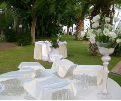 Allestimento di un matrimonio in giardino