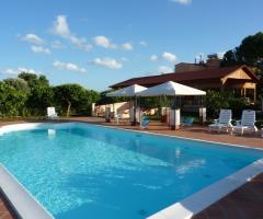 Ampia piscina dotata di bordo piscina presso l'Agriturismo Limoneto