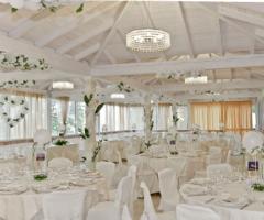 Allestimento total white a cura di Bedetti Catering