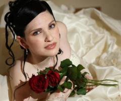 Eleganza intramontabile per questa sposa truccata da Martina Pioli