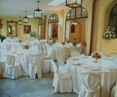 Tavoli allestiti per il ricevimento di matrimonio