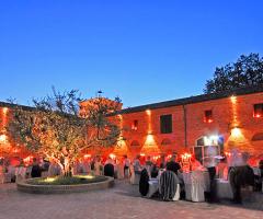 Il banchetto nuziale all'esterno del catsello