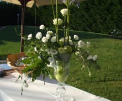 Composizione con rose per tavolo buffet