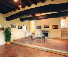 Sala con caminetto per il ricevimento di nozze