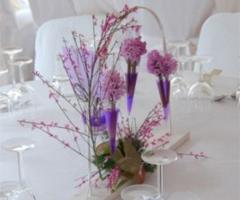 Centrotavola originale di fiori lilla per il ricevimento