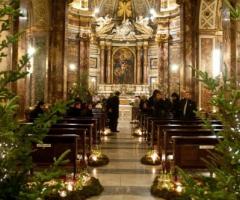 Addobbi floreali con abeti e candele per la cerimonia in chiesa