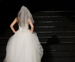 Vestito da sposa con gonna in tulle e velo corto