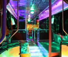 Interno del Fashion Bus con la pista da ballo