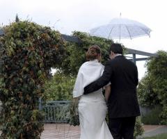 Gli sposi sotto l'ombrello
