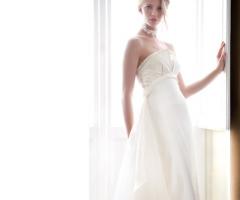 Abito senza spalline dalla linea morbida