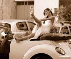 Sposa sulla macchina da cerimonia