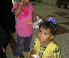 Due tenere bambine affette da palatoschisi in attesa di essere visitate