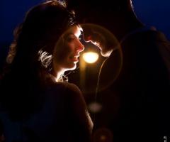 Fotografia degli sposi in penombra