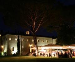 Ricevimento di matrimonio serale nel giardino del Convento