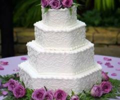 Torta nuziale bianca con rose lilla