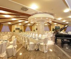 La sala ricevimenti con pianoforte