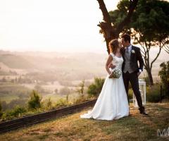 Bacio sposi in giardino