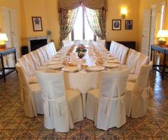 Sala con tavolo del Baglio Oneto Resort and Wines