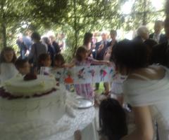 Il momento della torta con i bambini e il loro regalo per gli sposi