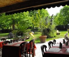 Ricevimento di matrimonio in giardino