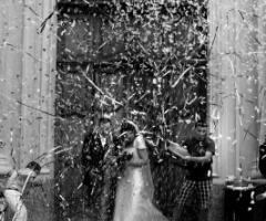 Foto del lancio dei petali agli sposi