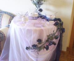 Allestimento bianco e blu per il tavolo della confettata