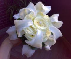 Bouquet per la sposa total white con perla al centro