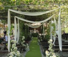 Addobbi bianchi per la cerimonia all'aperto