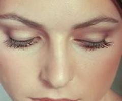 Trucco sulle sfumature del rosa