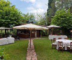Allestimento del giardino per l'aperitivo di nozze