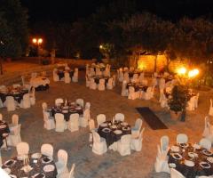 Poggio Normanno Ricevimenti - Allestimento dei tavoli per ricevimento all'aperto