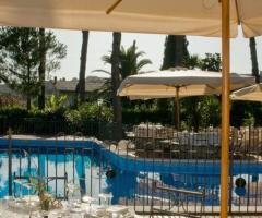 Ricevimento di matrimonio a bordo piscina