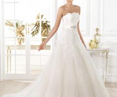 Abito da sposa finemente lavorato con pregiati ricami ed accessori