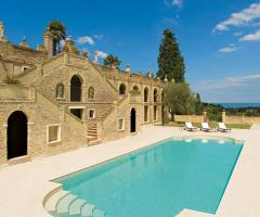 Duplice scalea della villa con piscina