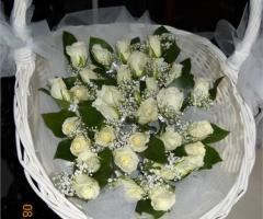 Creazione con rose, lisianthus e gipsofila