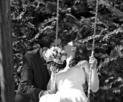 Bacio sposi sull'altalena