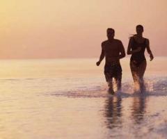 Una romantica corsa sulla spiaggia in una delle più belle località al mondo