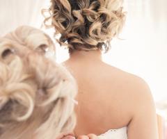 Christian Sciannamè Photo - La mamma chiude il vestito della Sposa