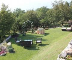 Allestimento del giardino per le cerimonie di matrimonio