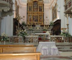 Chiesa allestita di bianco per la cerimonia nuziale