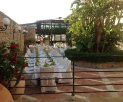Allestimento tavoli per ricevimento di matrimonio presso Villa dei Melograni